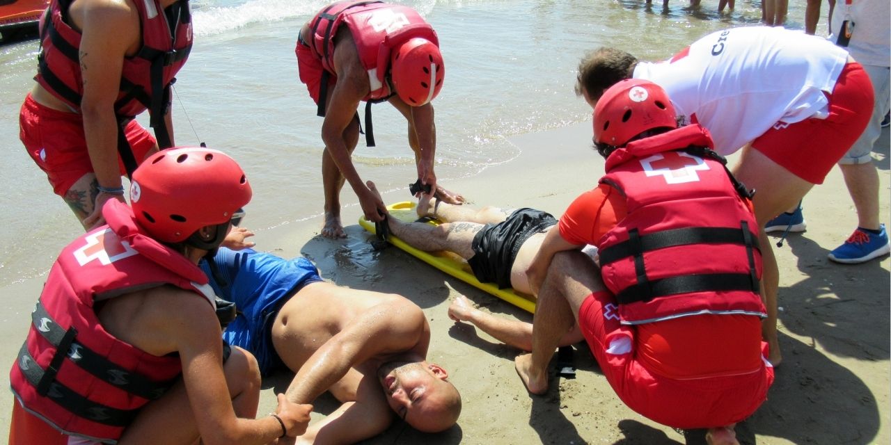  El Ayuntamiento de València y Cruz Roja han realizado un simulacro de salvamento en la playa del Cabanyal