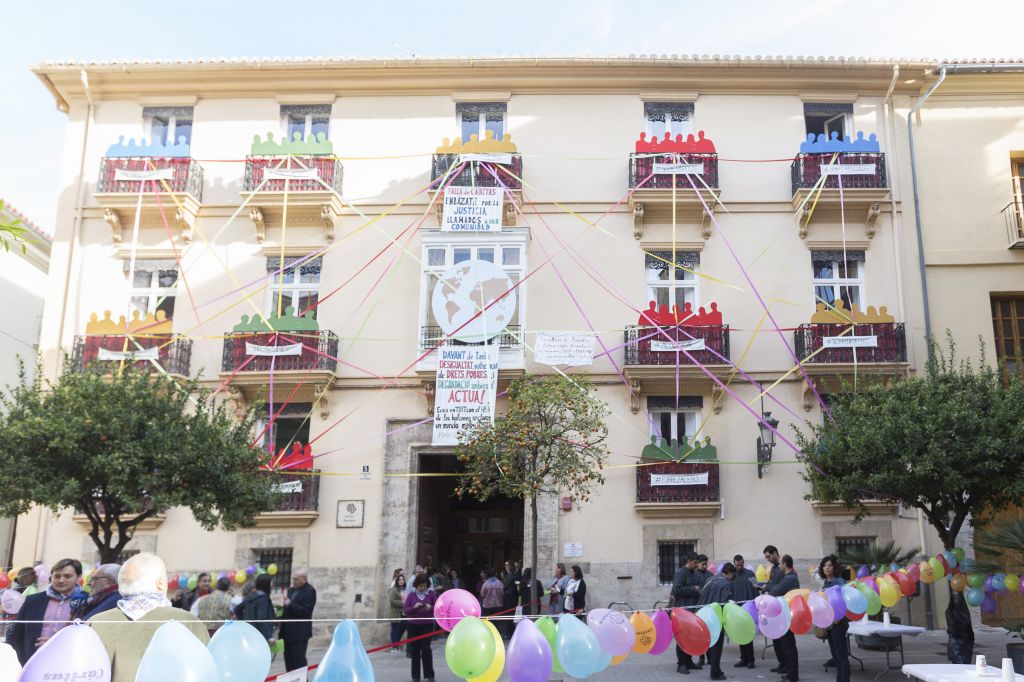  Cáritas Diocesana de Valencia ´penja`  su falla solidaria con la presencia de las Falleras Mayores